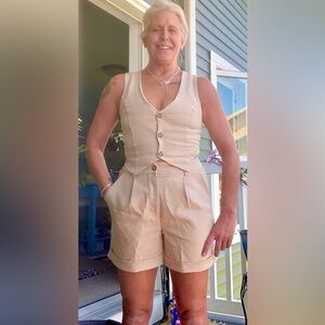 Madden NYC Off-white two-piece vest and hemmed short set size medium